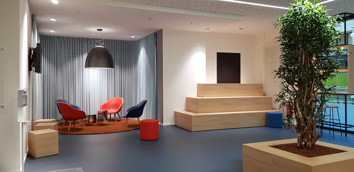 Bensch Horezky Design und Innenarchitekturleistungen - Dresden International University Lobby Lounge.jpg