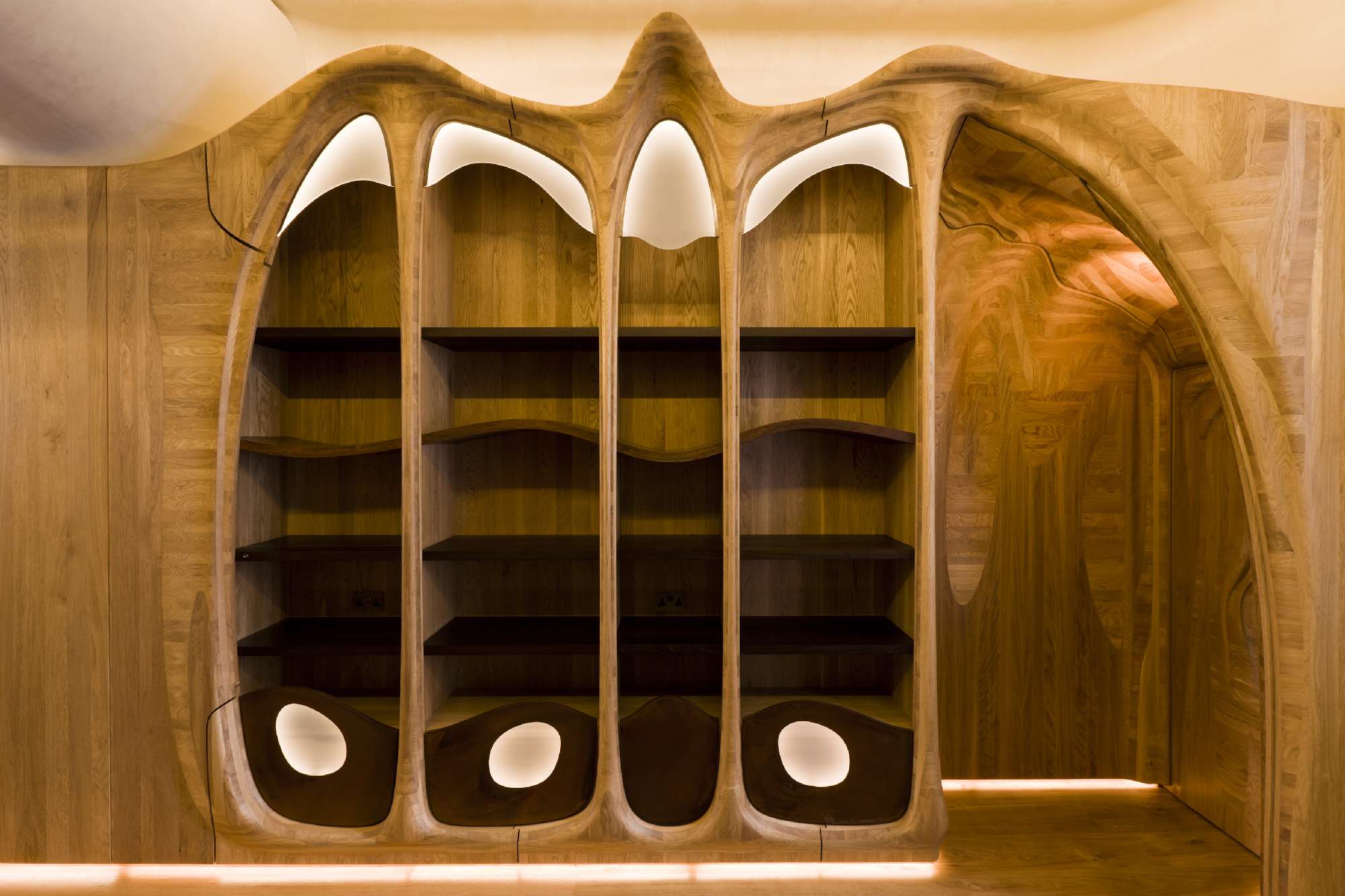 03 Gaudi-Bibliothek - Front+Durchgang.jpg
