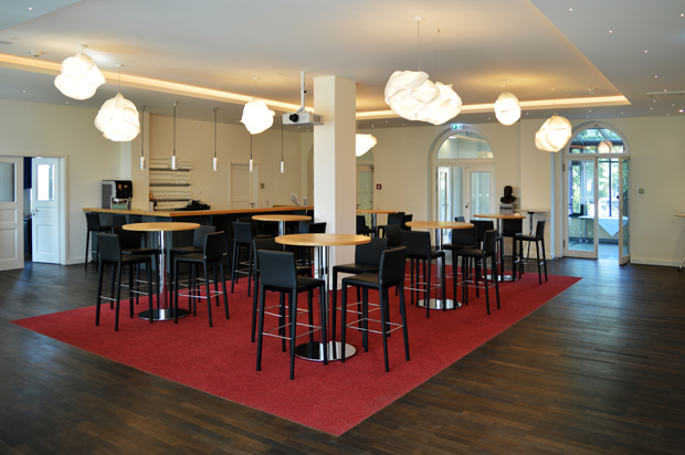 01 Lounge in Klinik - Barbereich.JPG